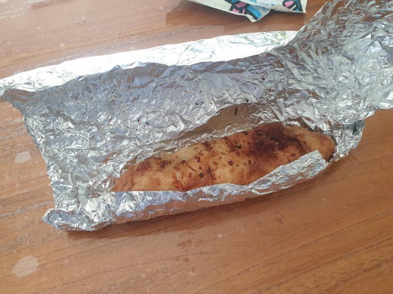 아니 근데 테이블에 은박지 싸여있는거 보고 김밥이겠거니 하고 컵라면 끓였는데 상상도 못한 정체 나옴 ㄴㅇㄱ 어케 다 먹냐 ㅋㅋㅋㅋㅋㅋㅋ