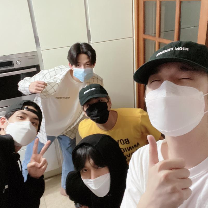 데뷔 5년차 데이식스 어때 데뷔초에 병신 하나 퇴출 된 거 말고 논란 일절 없어 제왑삐 유일무이 올보컬 밴드임 작사작곡 참여 안 한 곡이 없는