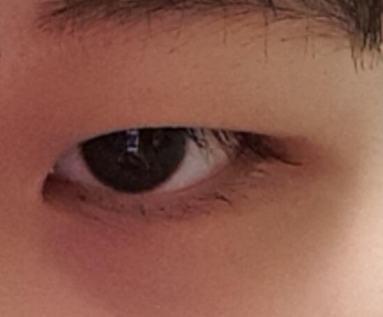 눈은 이렇게 생겼어! 앞에건 가까이서, 눈에 힘주고 찍은거 뒤에건 힘 안주고 멀리서 찍은거