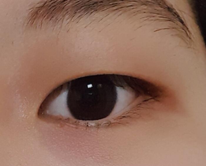 눈은 이렇게 생겼어! 앞에건 가까이서, 눈에 힘주고 찍은거 뒤에건 힘 안주고 멀리서 찍은거