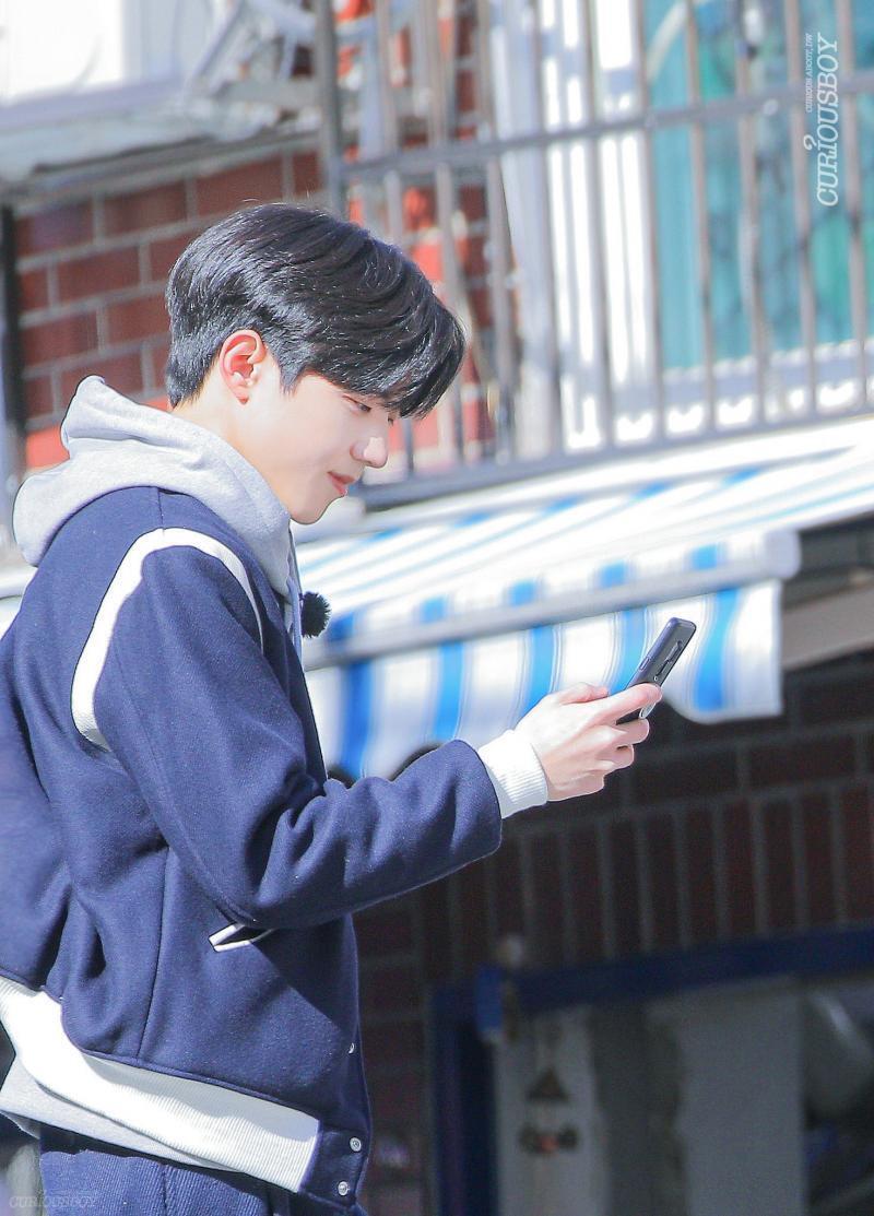 윤도운... 걍 잘생기고 드럼 잘치는 얼레벌레 귀여운 창원강아지임 사투리쓰는거개귀엽고걍 핥고싶러