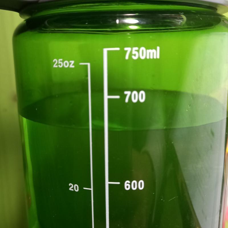 아까 한모금 마셔서 700ml 아니지롱 (첫번째 물병)