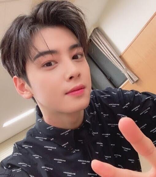 차은우...? 예전에 ㅈㄴ 잘생겼다고 유명하지 않았나 근데 유명할 만 하네.... 맨날 들어만 봤지 진짜 찾아본 건 처음인데... 미쳤는데? 눈