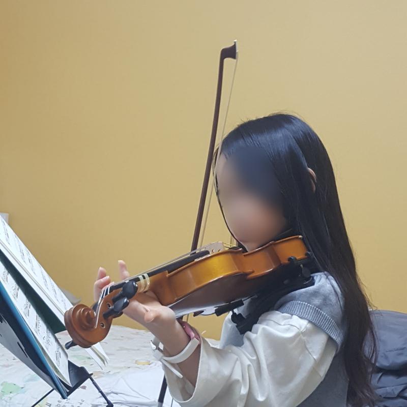 기ㅠ여워!!!!!!귀엽다고!!!!!이게어떻게안귀여워 쪼끄만애가 막 바이올린을...막...예뻐죽겠ㄷ다진짜ㅜㅠㅠㅠㅠㅜ 얘오늘작은별완주했다고!!!!