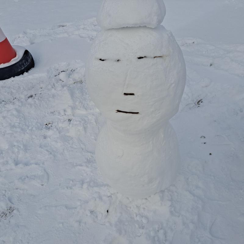 그리고 여기 눈 진짜 많이 온다 사진은 생각 없어 보이는 눈사람이 있길래 한 장 찰칵했다!!