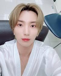 이거봐... 이게 셀카냐 도대체 왜 이렇게 찍는거에요 오빠 이럴거면 카메라 버려....