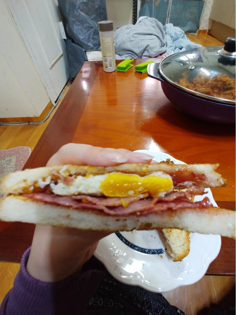 내 점심 비주얼 미쳤다 뒤에 있는 이불은 빨래 돌릴거 딸기잼에 베이컨 두장에 적당한 반숙과 완숙사이 계란