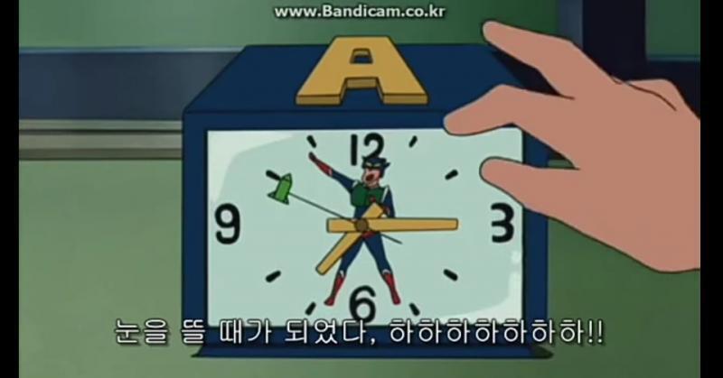 -> 여느 때와 같은 평일 아침. 짱구엄마는 눈을 뜬다. 그런데 이상하다. 밖이 평소보다 유난히 환하다. 놀라서 시계를 보니 시계가 부숴져 있었