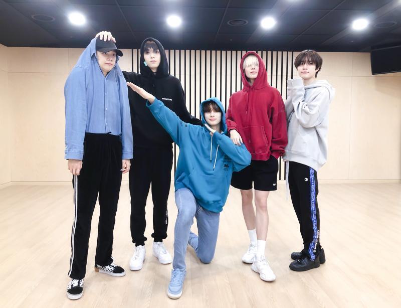 근데 사실...투모로우바이투게더 멤버들 다 착해ㅋㅋㅋ 맨 왼쪽이 맏형이야 ㅎ 멤버들간의 기싸움도 없고 친한거 보면 진짜 투바투 짱 착해 ㅜㅜㅜ
