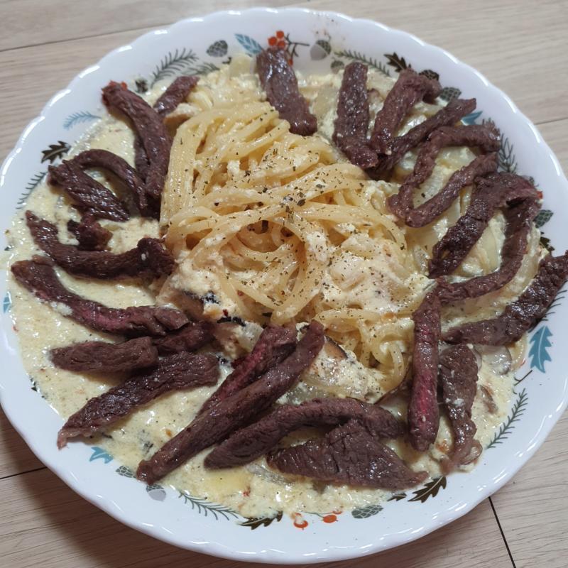 완성. 오늘 베이컨 안 넣는 걸 잊었다. 좀 싱겁.