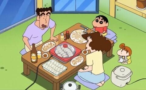 - 반죽으로 장난도 치면서 신나게 만두를 빚습니다. 드디어 완성한 만두. 아빠도 오셨고 다같이 앉아서 맛있게 먹기로 합니다. "우와! 이렇게 잘