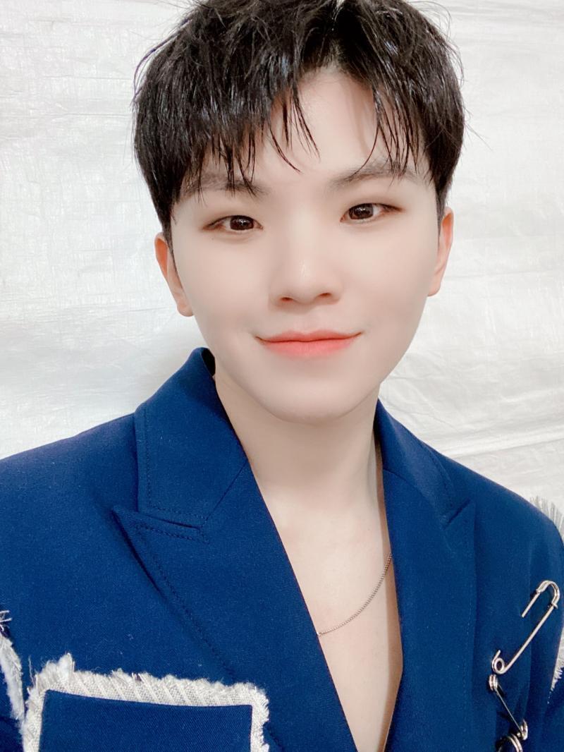 동글동글하면 당연히 우리 우지!!!! 요정들중에 키가 제일 큰 걸로 유명해 MYMY 직캠이랑... Snapshoot 직캠 꼭 봐줘ㅠㅠㅠㅠㅠ 레전
