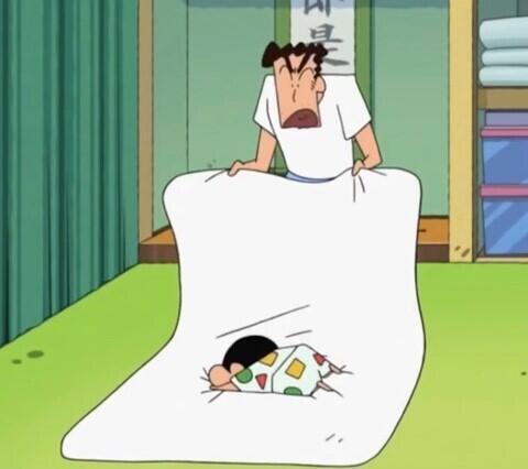 그러다 혼난 짱구는 흰둥이에게 신문을 읽어주고, 이불이 옷장에서 쏟아지기도 하며 이불을 펴는 아빠를 방해하기도 하며 평화롭게 하루를 마무리한다.