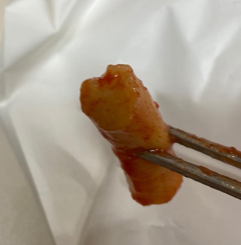 이런게 몇개 들어가있었어 진짜 보고 너무 어이없었는데 이건 국자로 끊어먹은게 맞아? 일반 떡에 비해서 길이가 반이나 짧은ㄷ
