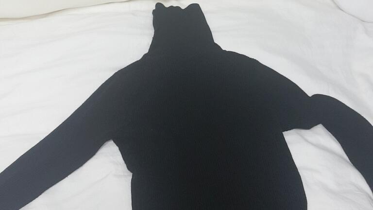 상의는 목티 세 벌이랑(완전 딱붙는 이너라서 단독으론 못 입을듯...ㅎ)