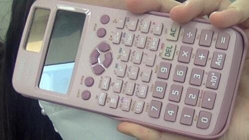 짠 내 새로 산 계산기 이쁘지 피직 매쓰 할맛난다 핑크색 개이뻐 사진에 교복 나오면 안될거같아서 크롭...