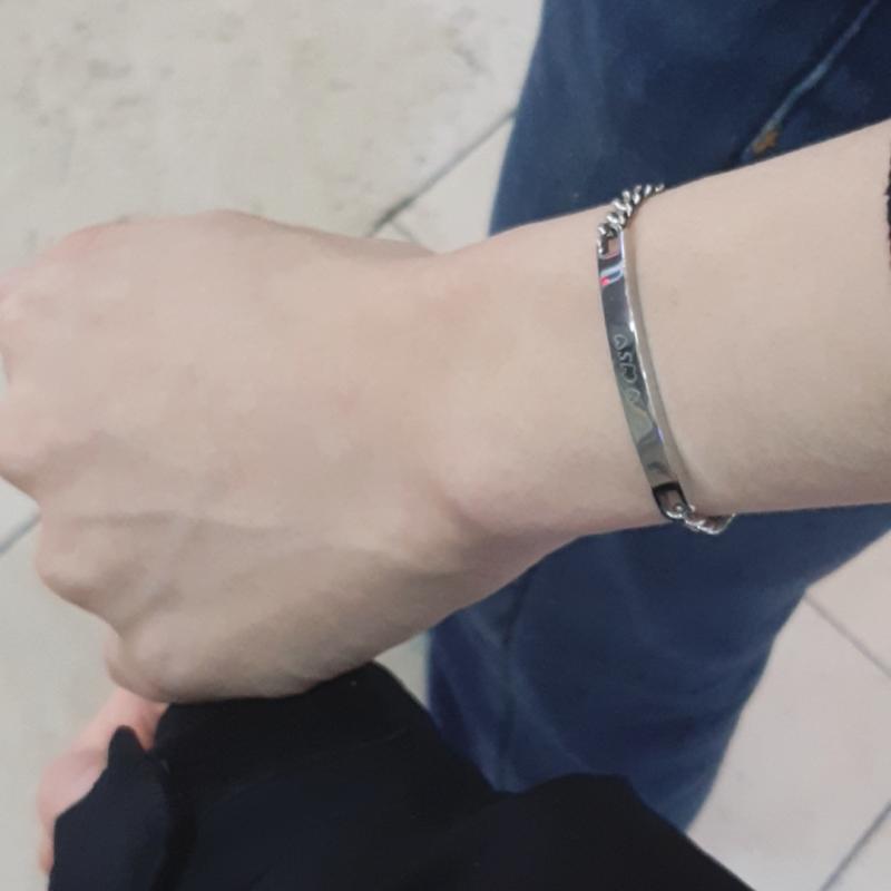 넘 귀여워서 사진 찍으려니까 이게 또 보여야지! 하면서 팔찌도 같이 찍어달라고 팔 걷는게 넘 커여움,, ㅇㄴ 이거 아이디 잘못 적음;; ㅈㅅㅈㅅ