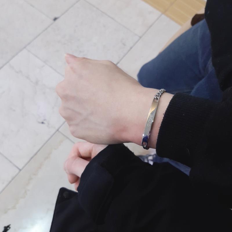 넘 귀여워서 사진 찍으려니까 이게 또 보여야지! 하면서 팔찌도 같이 찍어달라고 팔 걷는게 넘 커여움,, ㅇㄴ 이거 아이디 잘못 적음;; ㅈㅅㅈㅅ