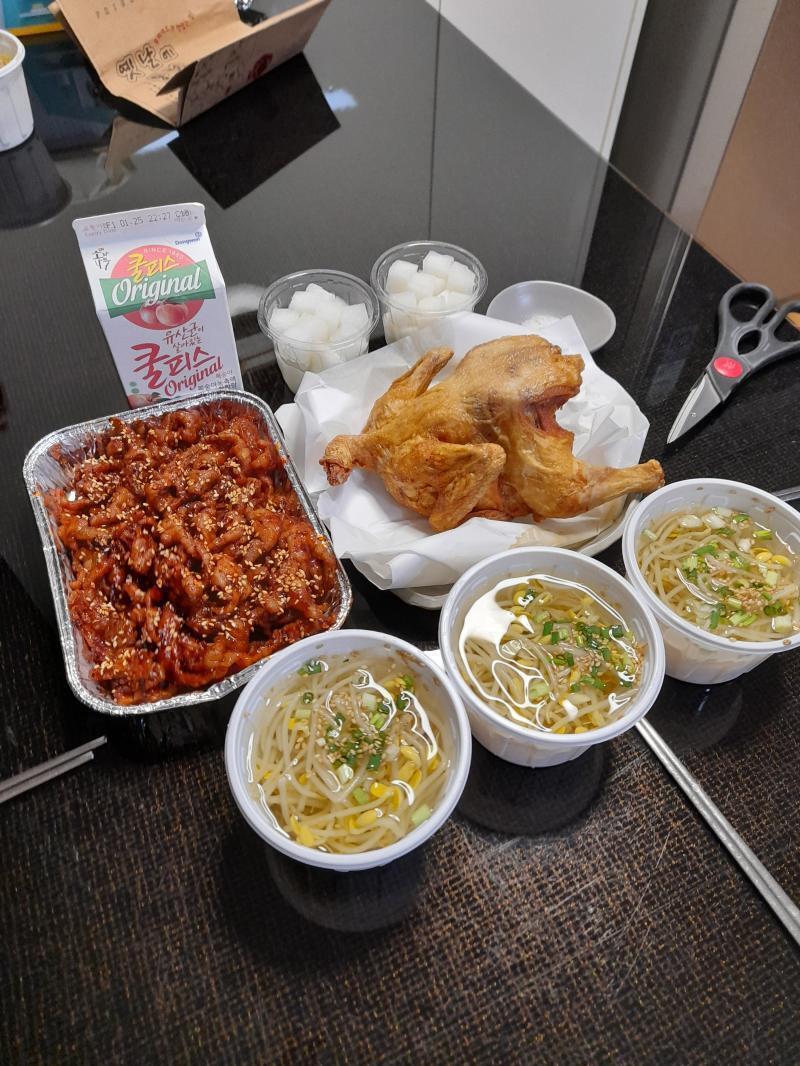 오늘의 야식은 무뼈닭발과 연계통구이. 치즈볼도 같이 먹을 예정이다!