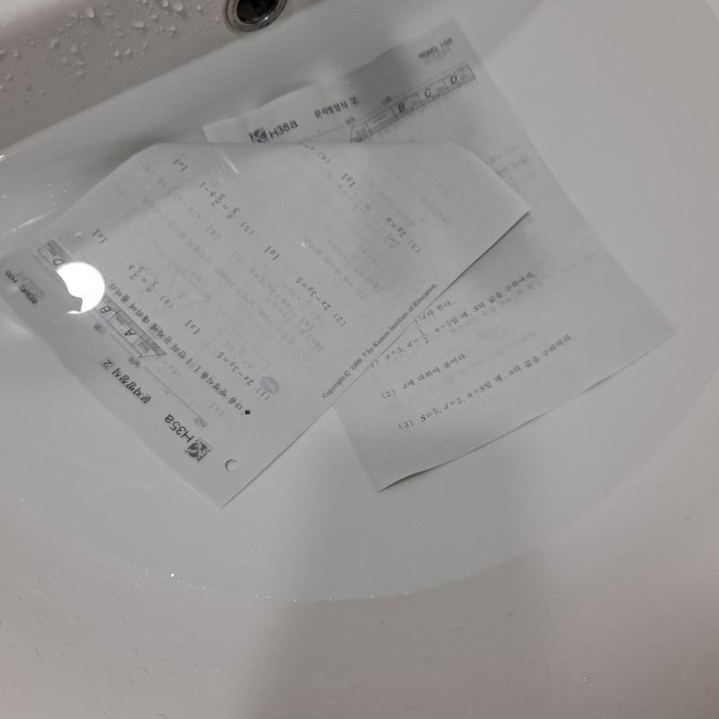 아 그리고 이건 이제 증1 올라 가는 동생이 구몬 학습지를 저기다가 버려놨다,,🤦♀️🤦♀️🤦♀️ 엊그제 일이다,,
