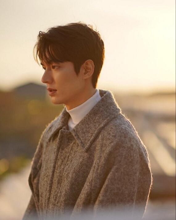 이민호 배우님... 아직도 뿌릴 짤과 소개할 배우분들 너무 많은데 도배 같아서 눈물을 머금고 접고 가봐 얘들아 배우 한번 파봐 배우 얼굴은 약간