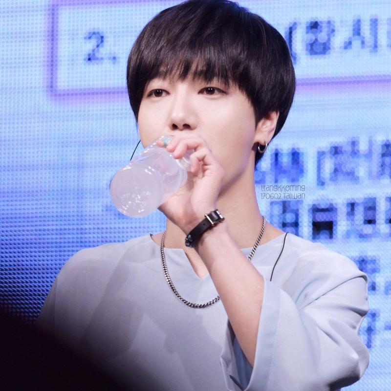 일단 레주부터 예성오빠 사랑해 김종운 올해로 38살이래 38년 산게 아니라 38개월일지도?? 사실 38일이래(속닥)