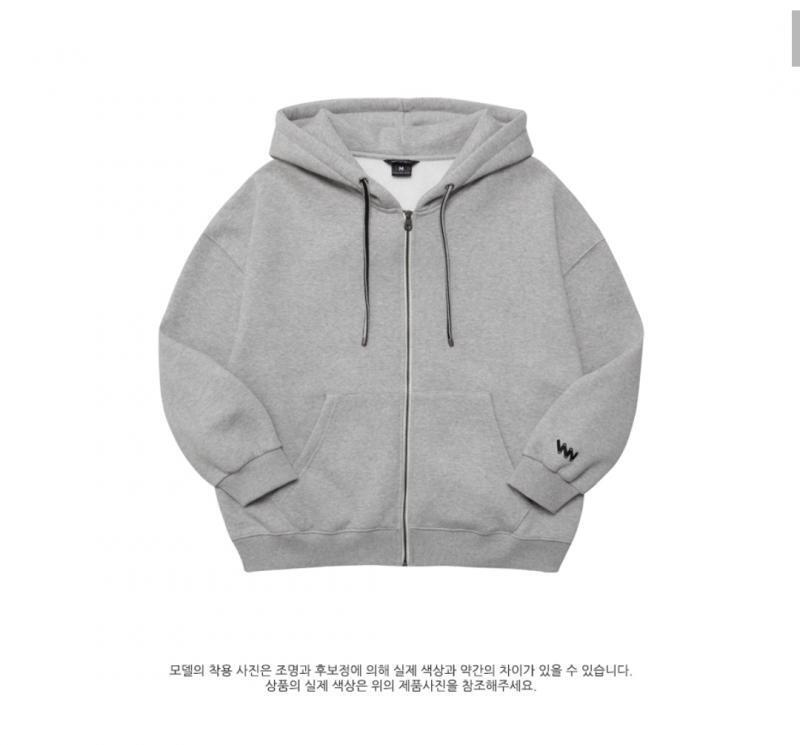 교복에 둘 중에 뭐가 더 나을 것 같아? 하나는 1993스튜디오꺼고 하나는 더블유브이프로젝트꺼야