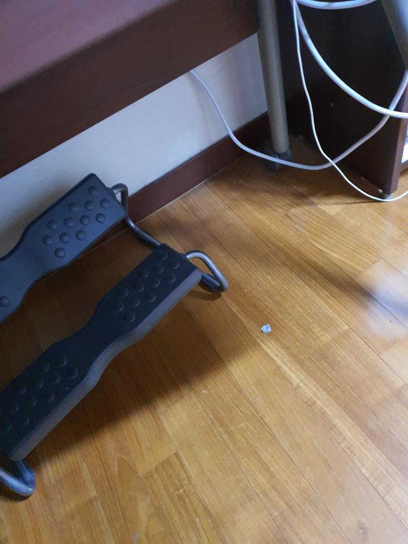 책상밑인데 성별 상관없이 귀신이 웅크리면서 씨익 웃고 있거나 손을 책상 바깥 쪽으로 쫘악 뻗는 귀신 있으면 재밌을 것 같아!