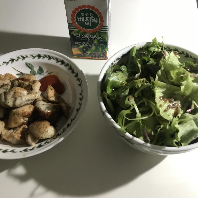 59 kg 아침 : 공복 점심 : 공복 저녁 약 7:30 : 샐러드와 닭가슴살 베지밀 B 두유
