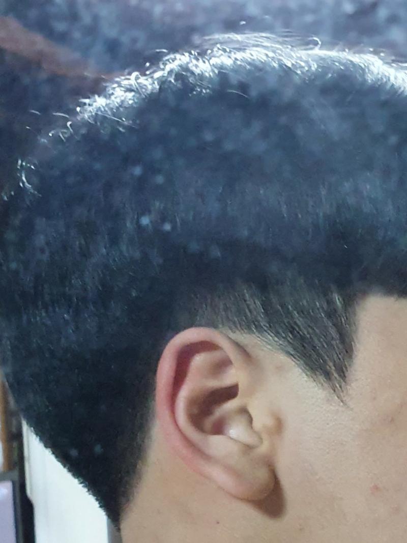 왼쪽은 내 머리인데 오른쪽같은 머리로 하고싶어 투블럭 상고인데 항상 미용실에 저 사진보여주면서 이렇게 해달라고해도 저렇게 왼쪽처럼 자르는데 이거