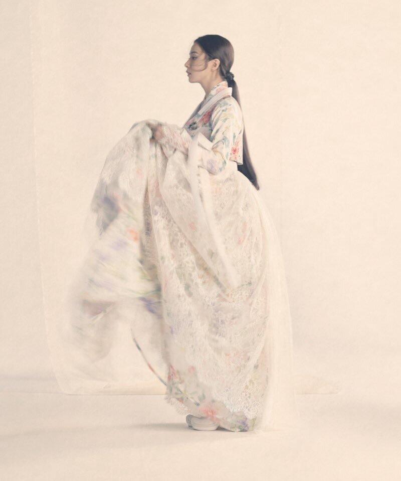 신세경 배우님에서 좀 더 날카롭게 생기고 펌 없이 흑발 긴 생머리같은 느낌. 사진은 화보사진인데 좀 닮았어. 이 사진 흑백으로 두면 거의 비슷할