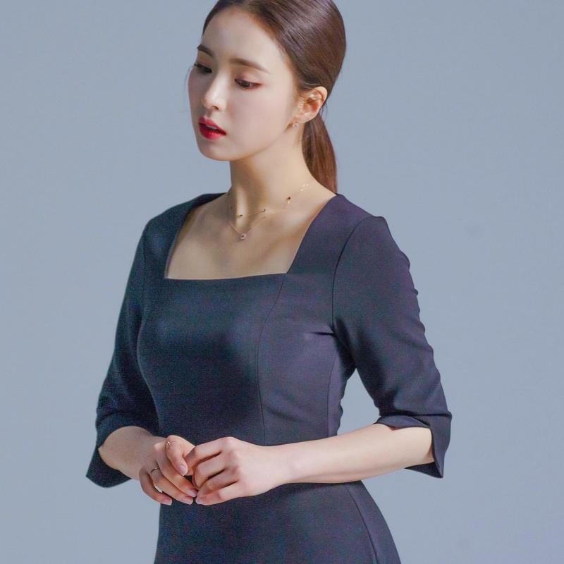 신세경 배우님에서 좀 더 날카롭게 생기고 펌 없이 흑발 긴 생머리같은 느낌. 사진은 화보사진인데 좀 닮았어. 이 사진 흑백으로 두면 거의 비슷할