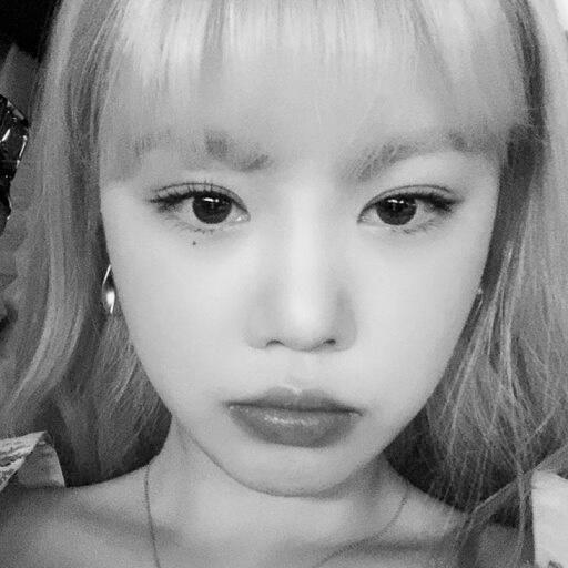 위에 말했던 아이돌 사진이야 원본 필요하면 보여줄게!! 역시 둘 다 너무 예쁘지만 그래도 이해를 돕기 위해서 가져왔어 사진은 아이들 수진님이야!