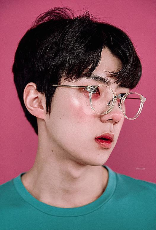 레주 진짜 금손이다ㅠㅠ 혹시 이걸로 만들어줄 수 있을까? 약간 하이틴 너드 느낌에 레드계열로 만들어주면 너무 고마울 것 같아🥺❤ 다른 사진들 추