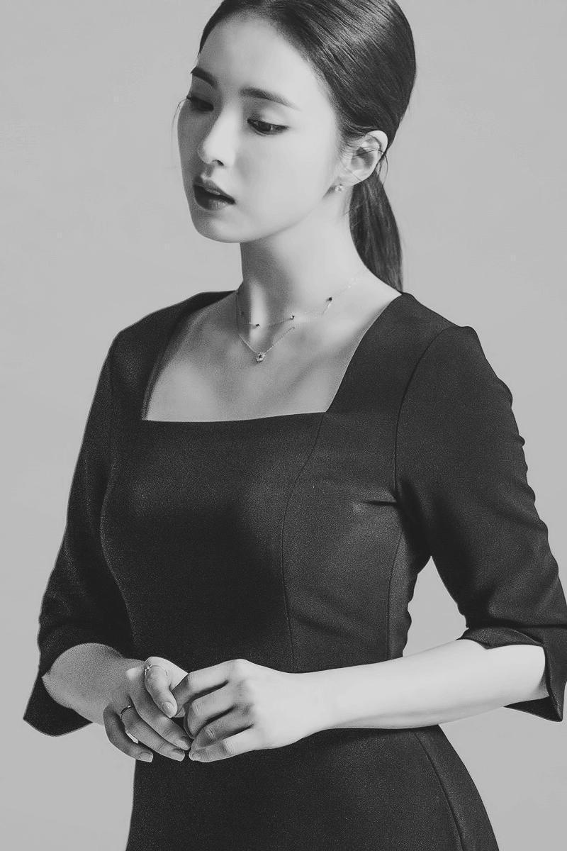 신세경 배우님에서 좀 더 날카롭게 생기고 펌 없이 흑발 긴 생머리같은 느낌. 사진은 화보사진인데 좀 닮았어. 이 사진 흑백으로 두면 거의 비슷할