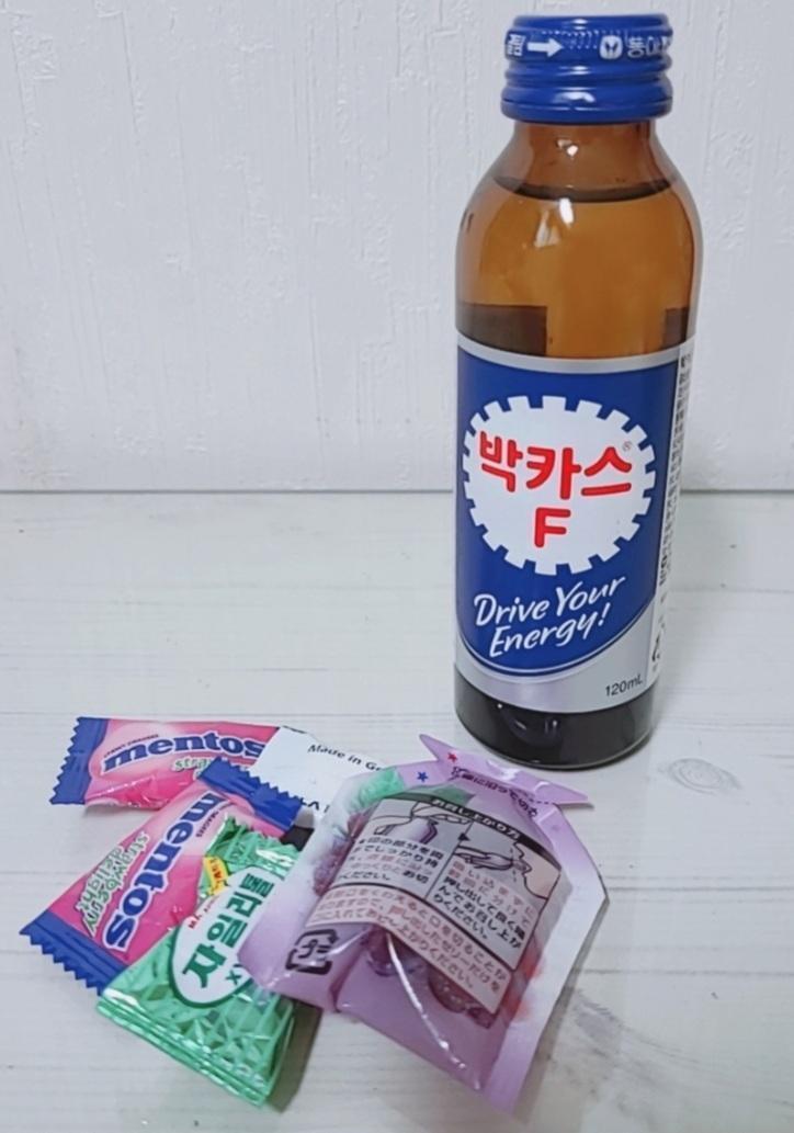 오늘의 간식은 이거. 사실 초콜릿이든 사탕이든 다 떨어져서... 택배로 대용량 시키긴 했는데 오늘치는 눈와서 사오기 힘드니끼 일단 이걸로 끝..