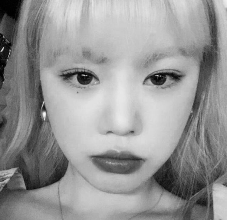 위에 말했던 아이돌 사진이야 원본 필요하면 보여줄게!! 역시 둘 다 너무 예쁘지만 그래도 이해를 돕기 위해서 가져왔어 사진은 아이들 수진님이야!