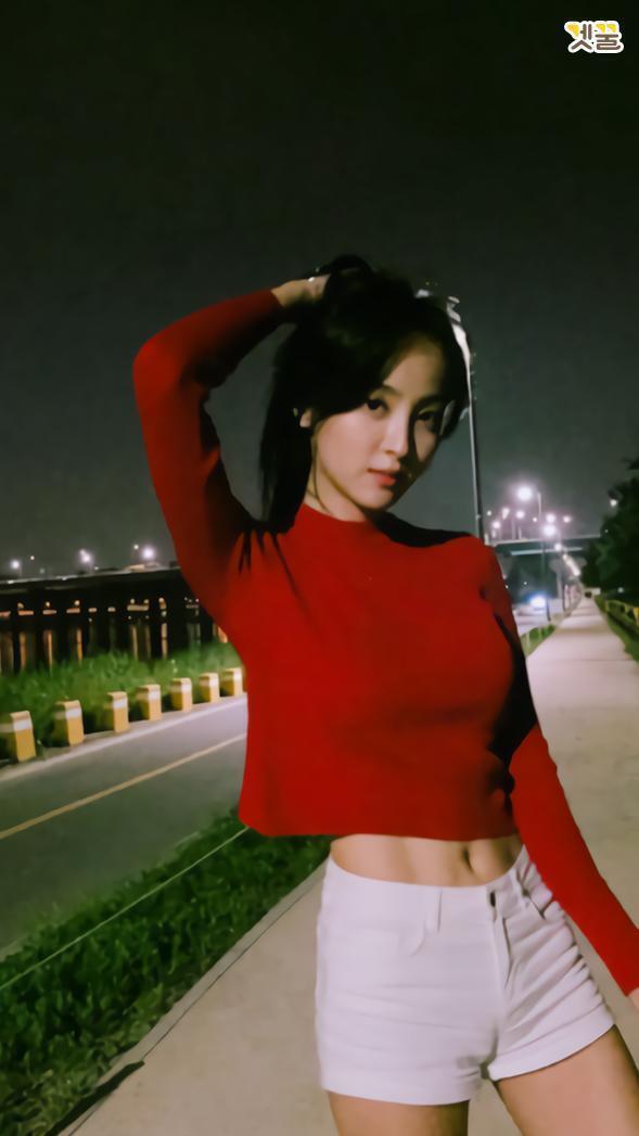 자극짤 투척! 2번 지금 내 배경화면