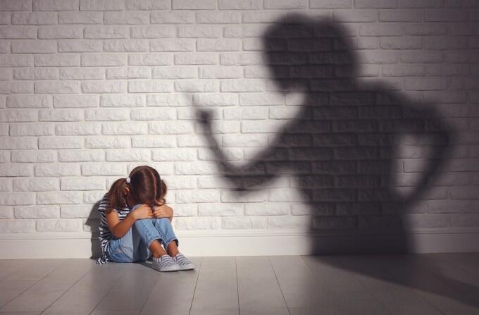 어린 아이는 폭력에 떨지 폭력은 익숙함에 젖어있고 아 아이들은 가정 말고 본인을 지켜주는 곳이 없기 때문에 버림 받을까봐의 두려움을 안고 살아간