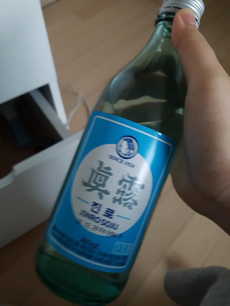 이제 슴살되서 어제밤에 패기있게 진로한병 사왔다가 한모금먹고 고이넣어둠 알콜스왑 짜서 나온 물 마시는거같음;;
