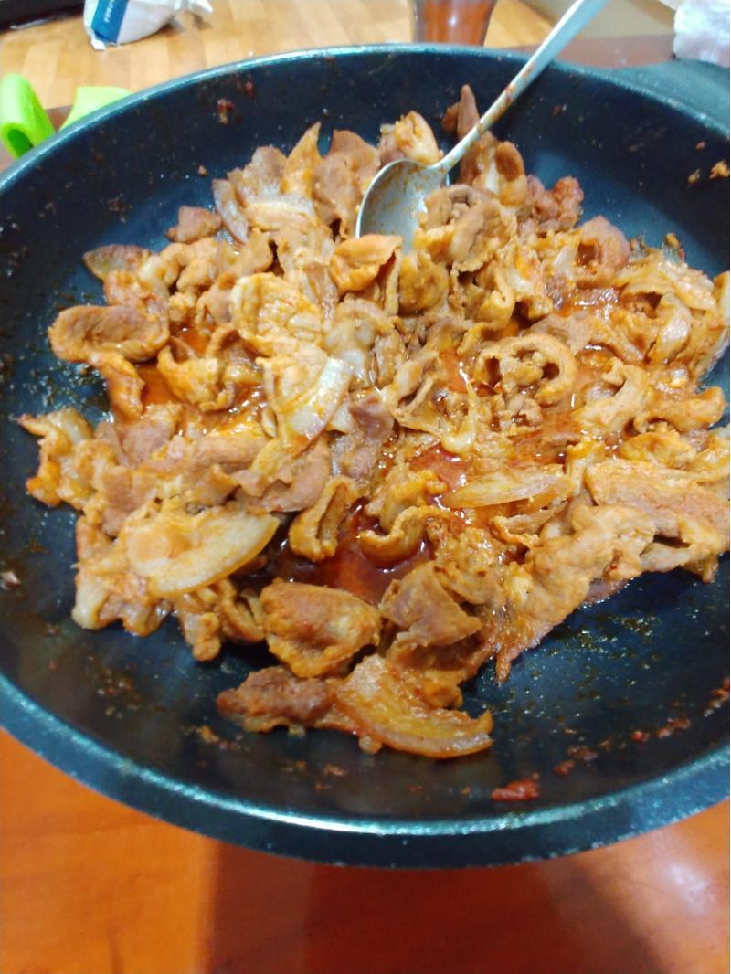제육볶음 볶느라 손아팠어... 그래도 맛은 있다..