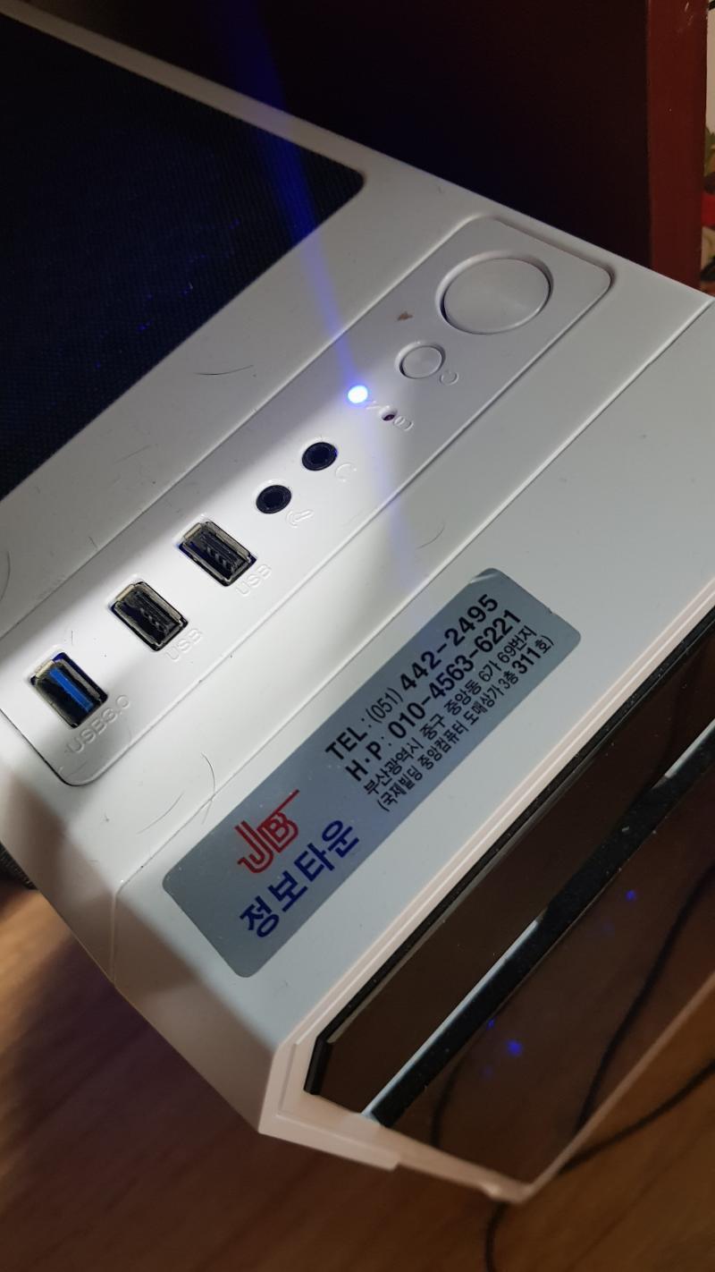 여기 이어폰으로 꽂으면 들려? 헤드셋모양에다 이어폰꽂아봐 그래도 안들리면 컴 자체 문제고 아니면 니가 스피커나 뭐 컴 내부 잘못건드린듯 전화나 