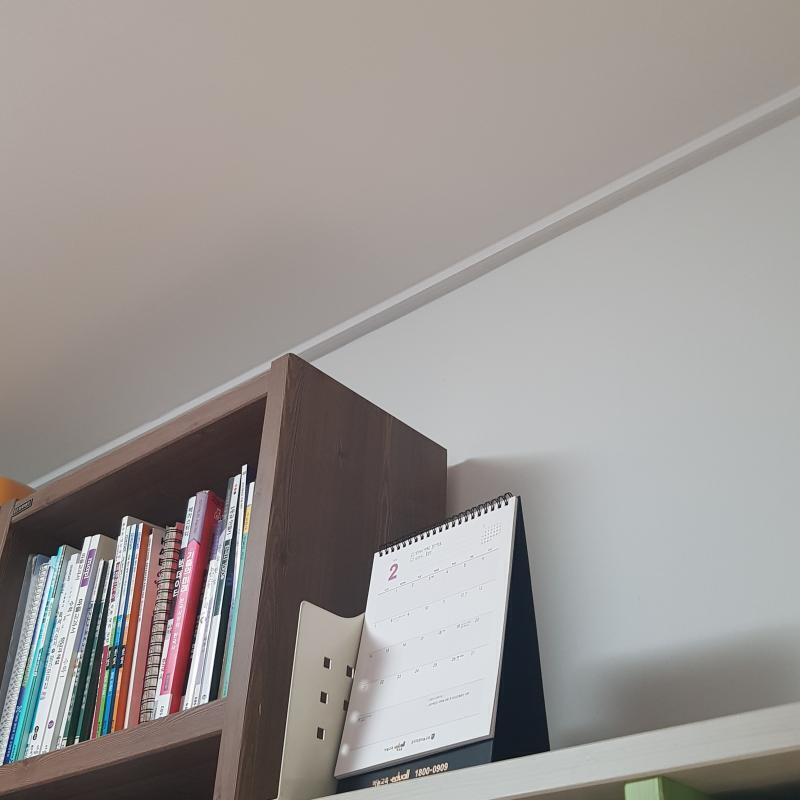 안녕 레주!! 나도 부탁할려구!! 첫번째 사진에 갈색 책장 위에 검은 젤리(?) 애들이 모여서 밑에 뭐하는 지 볼려고 하는 느낌이랑 두번째 사진