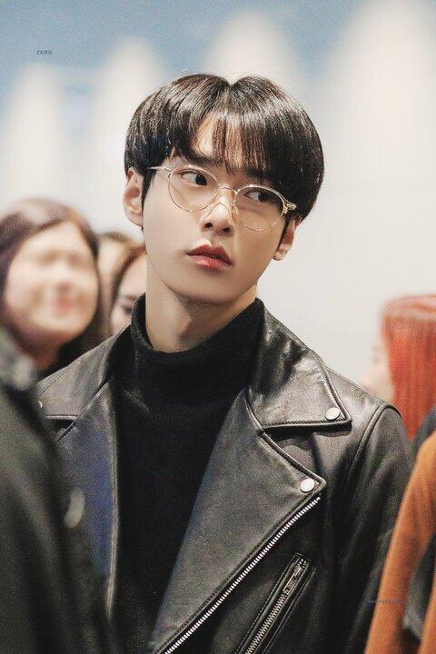 도영(엔시티) 도겸(세븐틴) 정한(세븐틴) 몇 안되는 남돌 안경짤 저장한거..