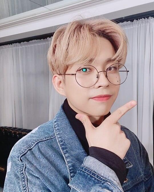 루시 최상엽 안경 ㄹㅇ 귀여움 안경 안쓴것도 진짜 잘생겼어 뚜렷한 눈썹미남
