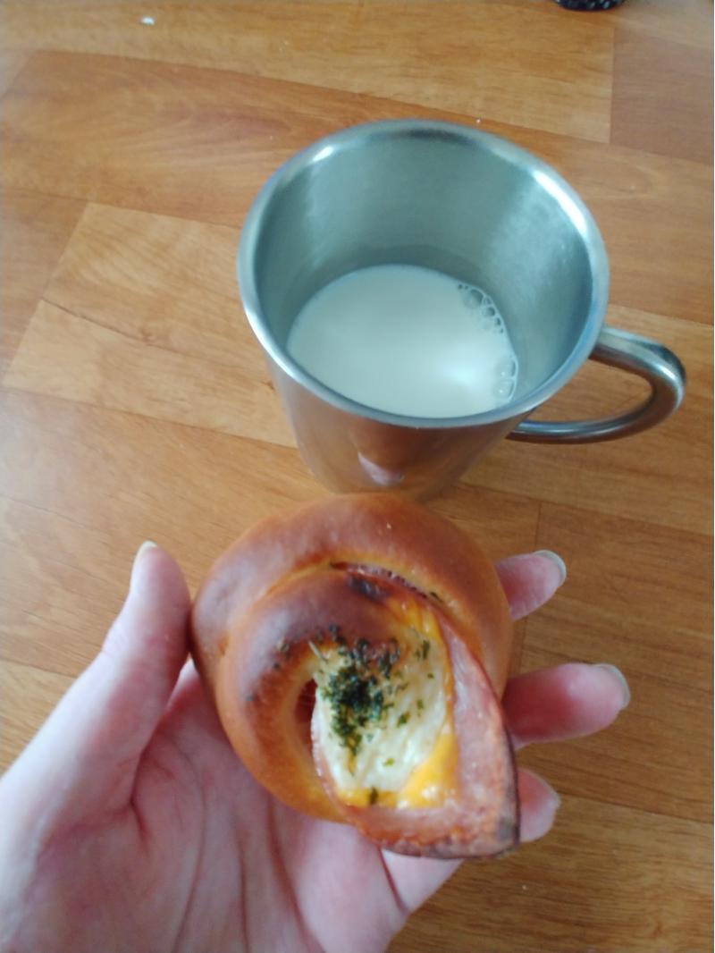 햄치즈빵과 우유