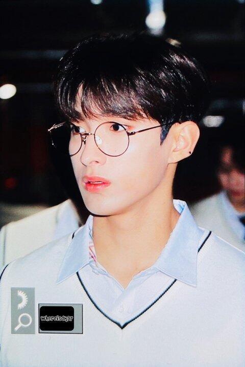 도영(엔시티) 도겸(세븐틴) 정한(세븐틴) 몇 안되는 남돌 안경짤 저장한거..