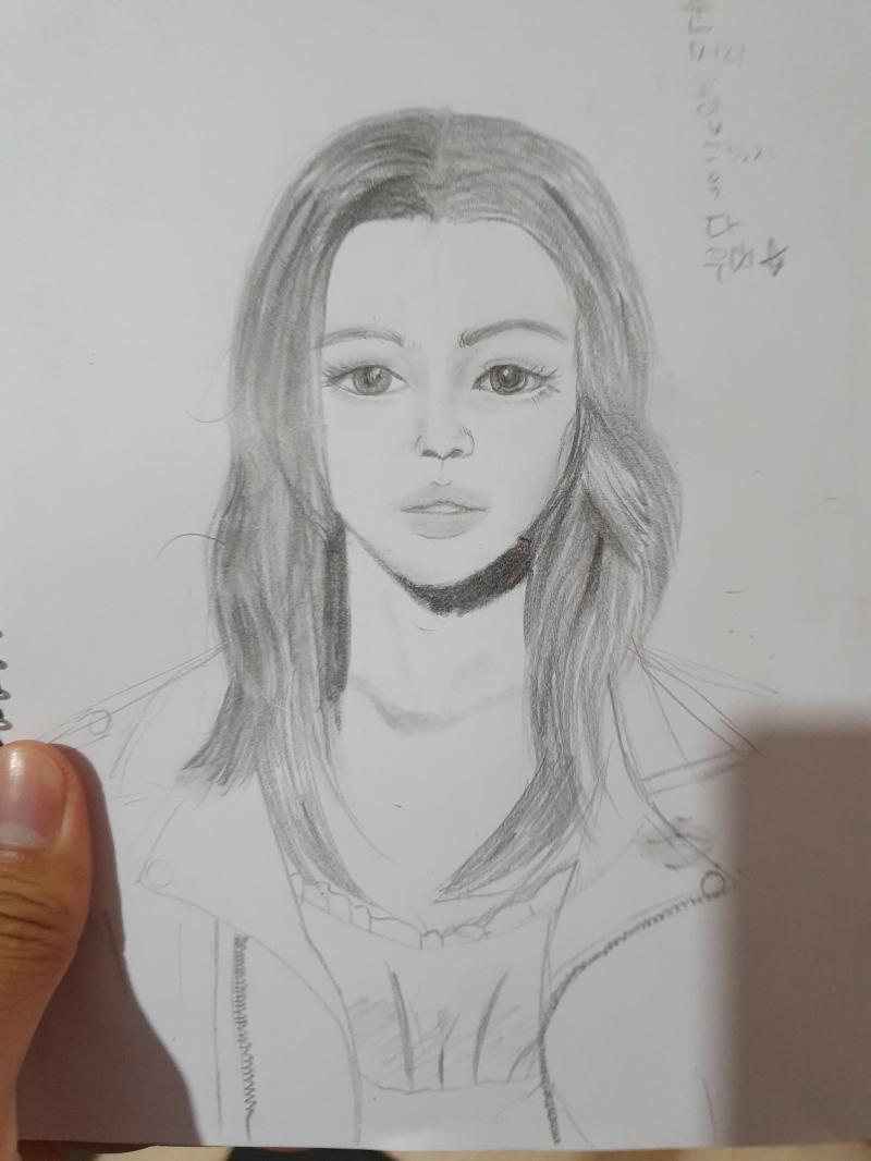첫번째 블랙핑크 제니 7월쯤에 그린걸로 기억하구 두번째는 뭘그릴지 정말 막막해서 표정이 너무 이뻐서 그려봄 마지막은 작년 12월초에 창작한거
