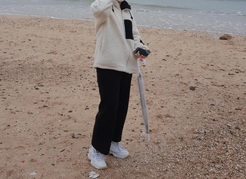 >>7 바지 몇몇개는 빨아서 ㅜㅠ 첫번째 같이 생긴 약간 배기인거 검정색이랑 진청 하나 있고 그냥 일자바지 연청하나랑 두번째 처럼 생긴 거 좀