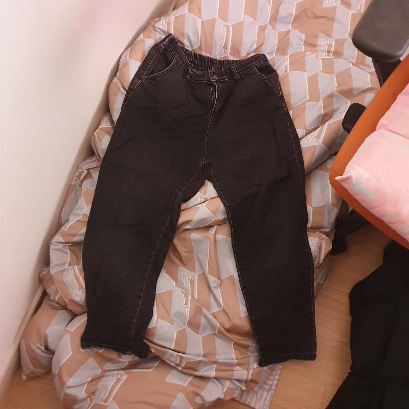 >>7 바지 몇몇개는 빨아서 ㅜㅠ 첫번째 같이 생긴 약간 배기인거 검정색이랑 진청 하나 있고 그냥 일자바지 연청하나랑 두번째 처럼 생긴 거 좀